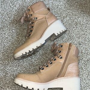 Wedged boots
